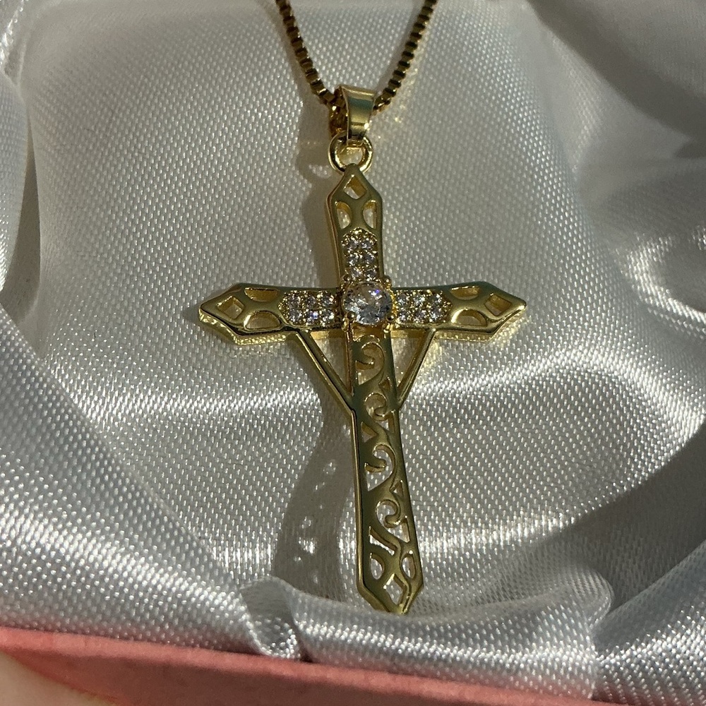 Elegant Gold Cross Pendant Necklace